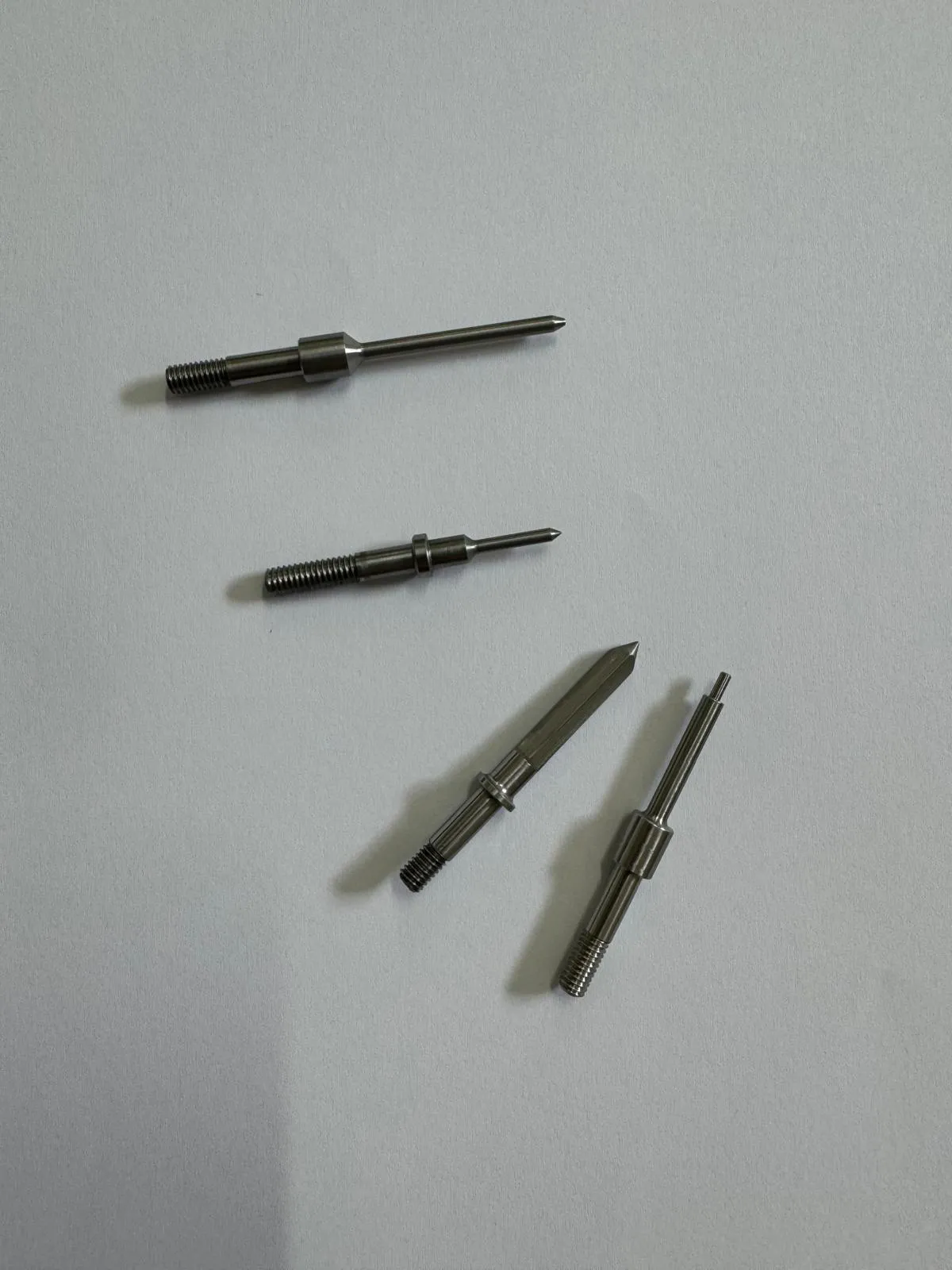 Centering/connecting pins